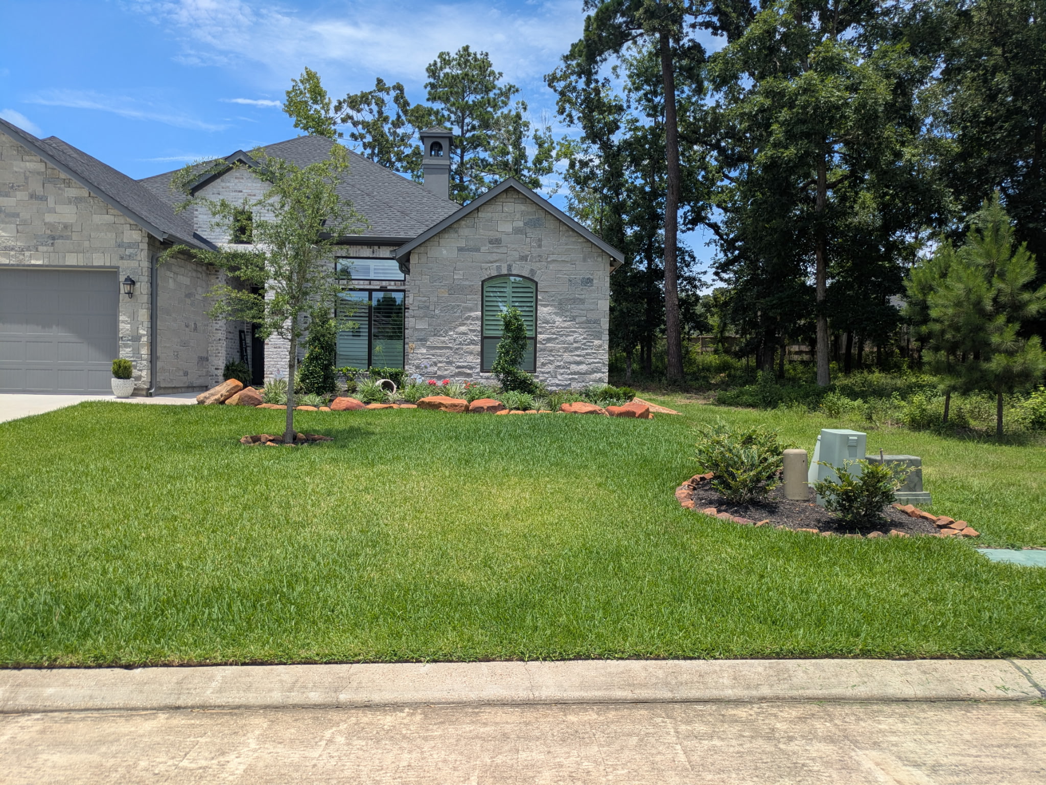 Freshly mowed front lawn by Nixon's Lawn Care in Conroe, TX